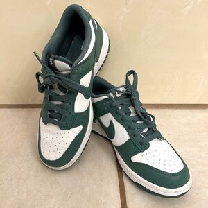 Nike dunks youth 6 (women’s 7.5) green and white